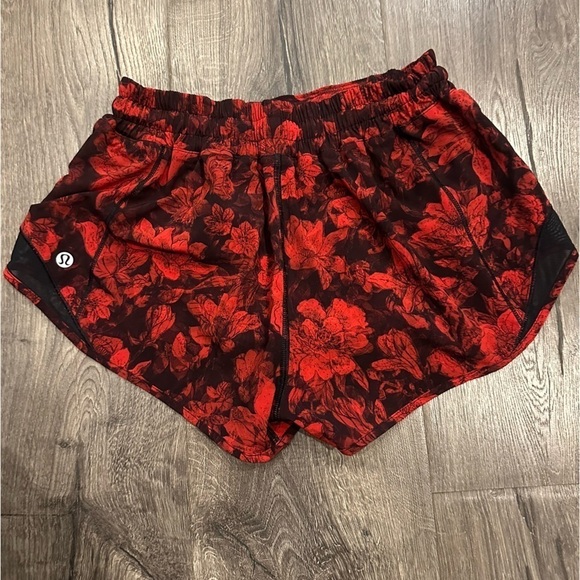 Lululemon Women’s Hotty Hot Short II Running 2.5" Carminetrue Red Black Floral - Picture 8 of 11